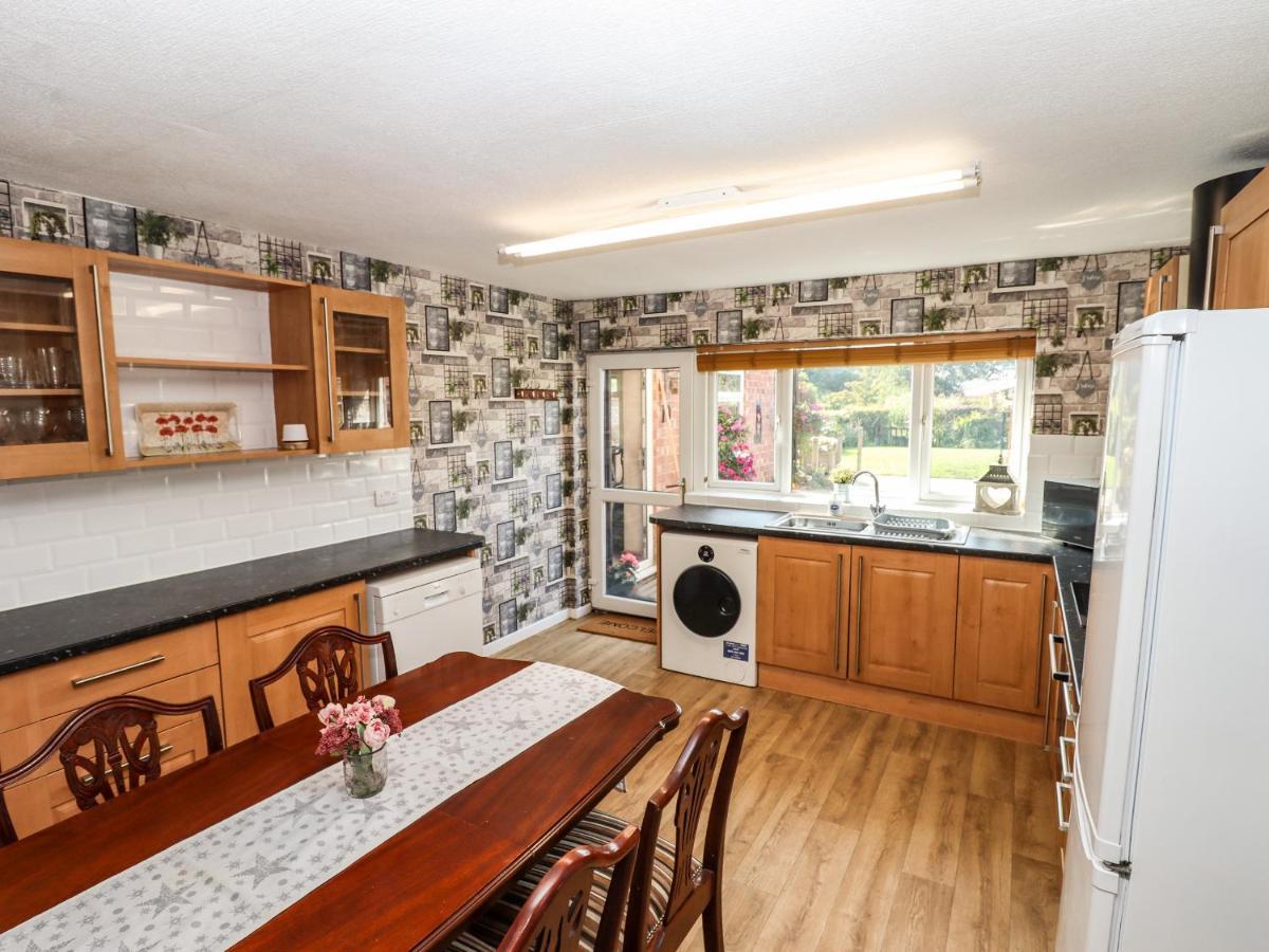 8 Heatons Bridge Road Vila Ormskirk Exterior foto